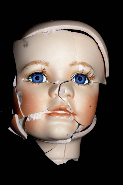 Broken Doll głowa twarz na czarnym tle - Zdjęcie, obraz