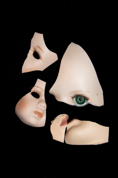Hlava zlomené panenky na černém pozadí - Fotografie, Obrázek