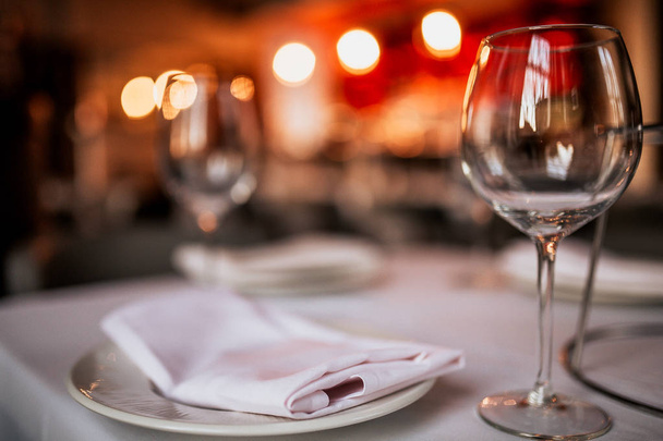 食器とワイングラスを備えたレストランテーブルのクローズアップショット。食事、ホスピタリティ、ケータリングの概念。テキスト用の空き領域を持つ水平方向の画像.  - 写真・画像