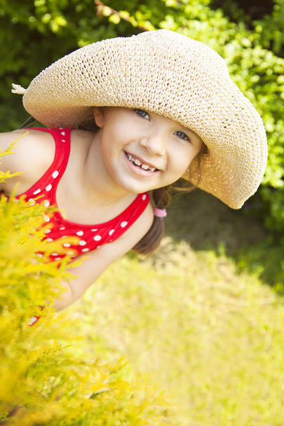 smiling girl sitting in garden - Foto, afbeelding