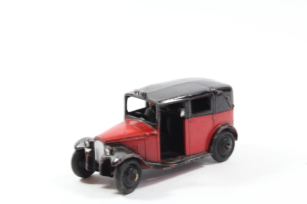 Vintage Toy Racing Autot valkoisella taustalla
 - Valokuva, kuva