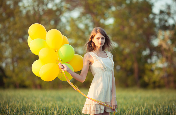 Chica con globos
 - Foto, imagen