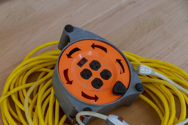 Електричний кабель і подовжувач на будівельних роботах
 - Фото, зображення