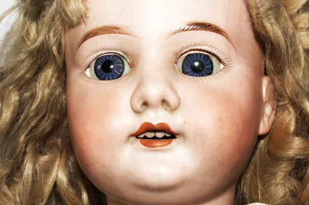 Vintage zabawka lalka lalka na białe tło - Zdjęcie, obraz