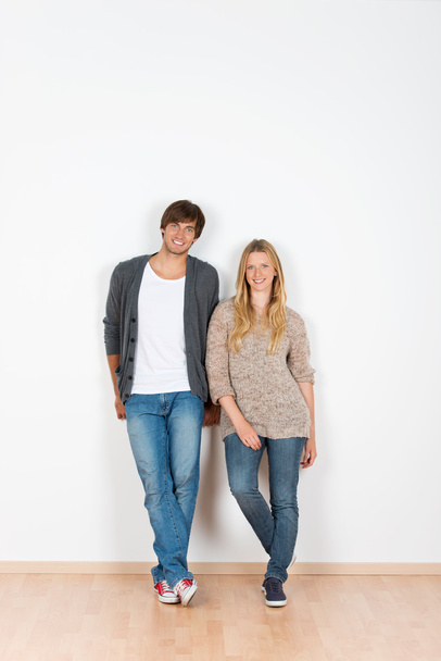 couple leaning against the wall - Foto, Imagen