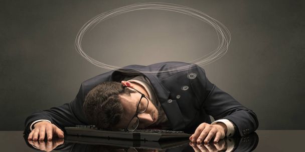 Empresário dormindo e sonhando em seu local de trabalho
 - Foto, Imagem