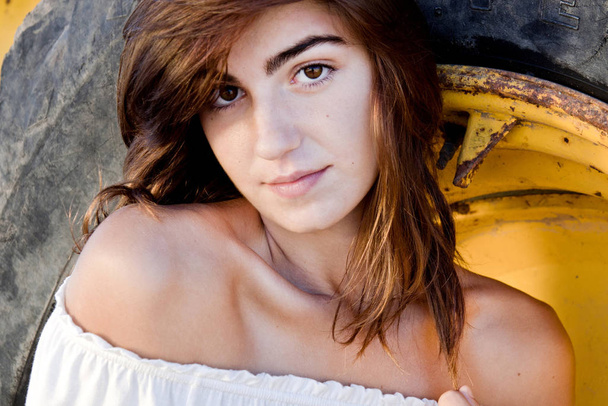 Close up on a beautiful girl's face on a outdoor portrait. - Foto, Bild