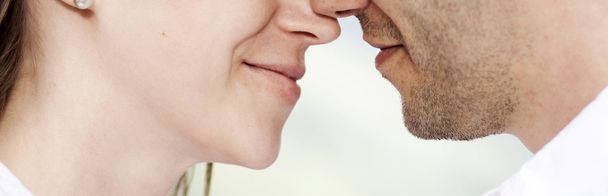 ζευγάρι μόνο για να φιλήσει - Φωτογραφία, εικόνα