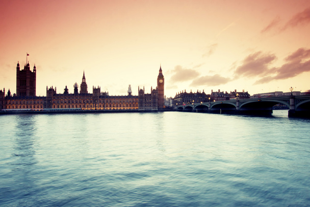 Silhouette du Parlement avec Big Ben au coucher du soleil, Londres
 - Photo, image