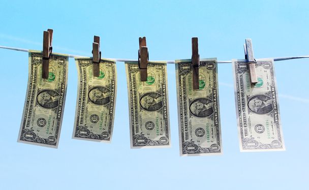 1 dollarbiljetten opknoping op een waslijn - Foto, afbeelding