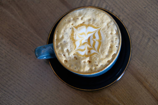 Taza de café con arte de latte perfecto en la vista superior de espuma
 - Foto, Imagen