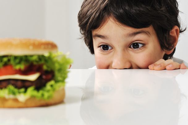 Kid and burger - Valokuva, kuva