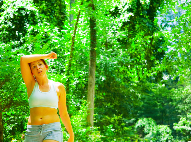 Жінка бігун в лісі - Фото, зображення