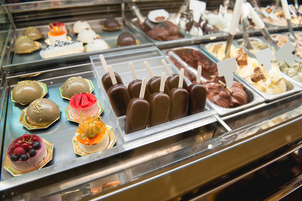Variedad de productos dulces en la cafetería
 - Foto, imagen