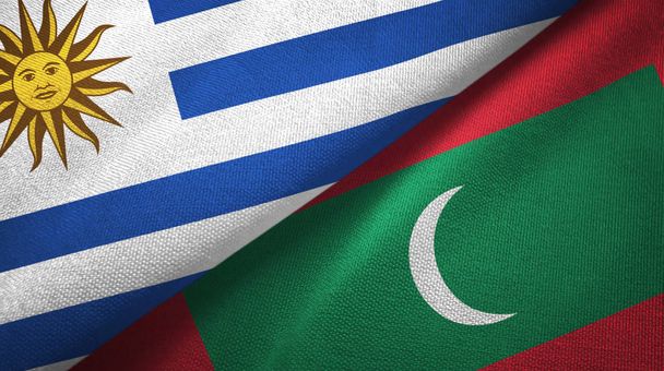 Uruguai e Maldivas duas bandeiras de pano têxtil, textura de tecido
 - Foto, Imagem