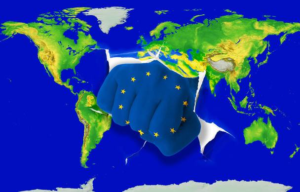Faust in Farbe Nationalflagge Europas beim Stanzen der Weltkarte - Foto, Bild