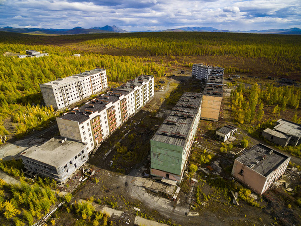 Widok z lotu ptaka na miasto duchów Kadykchan, Kolyma, region Magadan - Zdjęcie, obraz