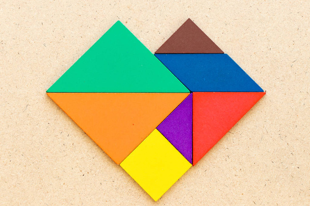 Színes tangram puzzle szív alakú fa háttér - Fotó, kép