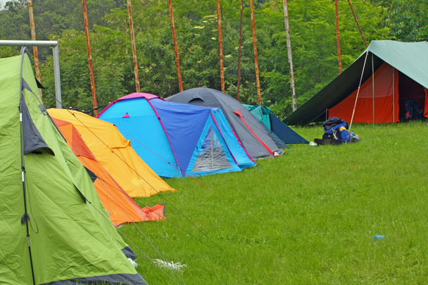 acampamento com iglu tendas batedores campistas em um prado verde
 - Foto, Imagem