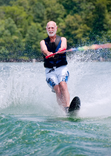 Uomo anziano attivo sullo sci da slalom
 - Foto, immagini