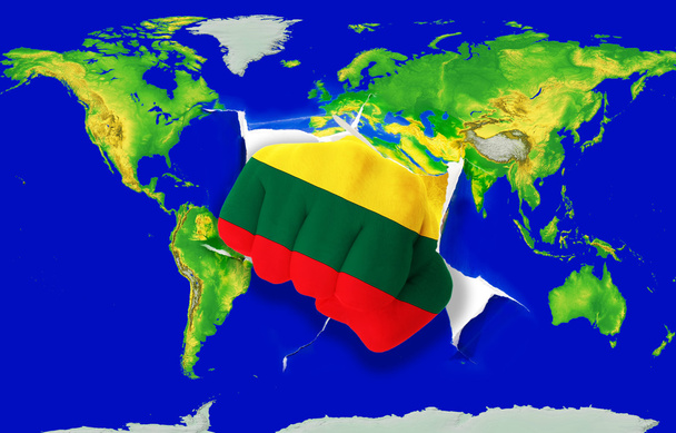 Faust in der Farbe der litauischen Nationalflagge auf der Weltkarte - Foto, Bild