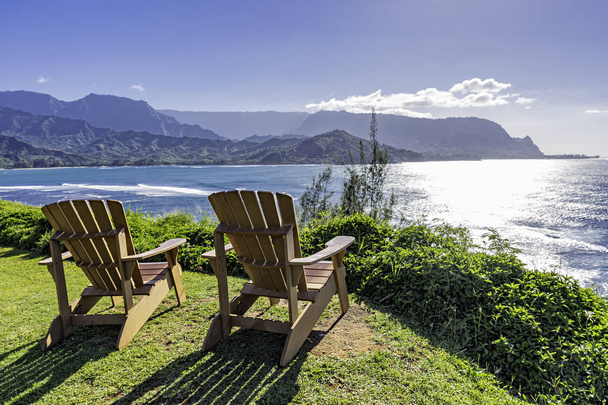cadeiras lounging com vista para a Baía de Hanalei e na costa de Pali Princeville Kauai Hawaii EUA
 - Foto, Imagem