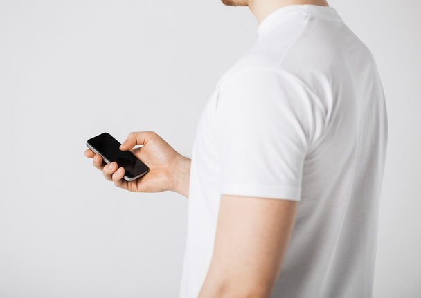 Homem com smartphone digitando algo
 - Foto, Imagem
