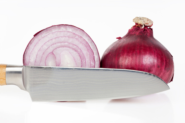 Red onion with knife - 写真・画像