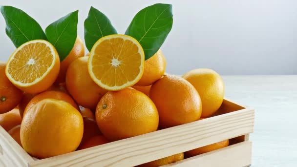 stapel van verse sinaasappelen in houten kist - Video