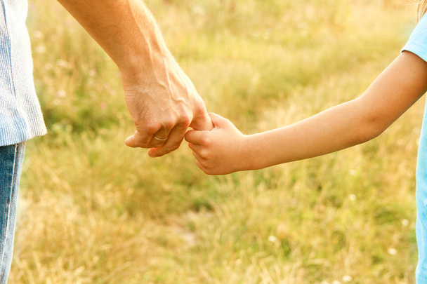 ruce rodiče a dítěte v přírodě - Fotografie, Obrázek