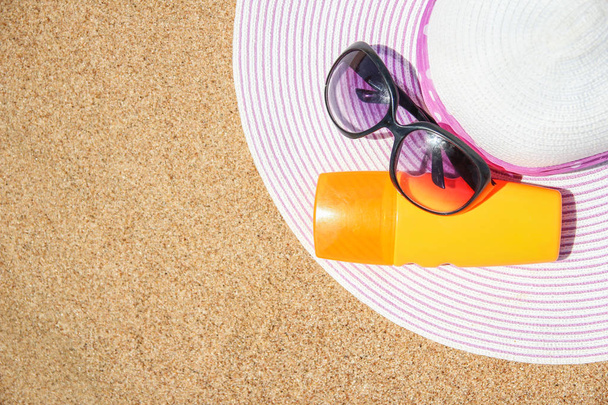 Stylish beautiful hat with cream on the seashore background - Фото, зображення