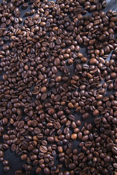 Presentation of coffee beans on the table in black - Φωτογραφία, εικόνα