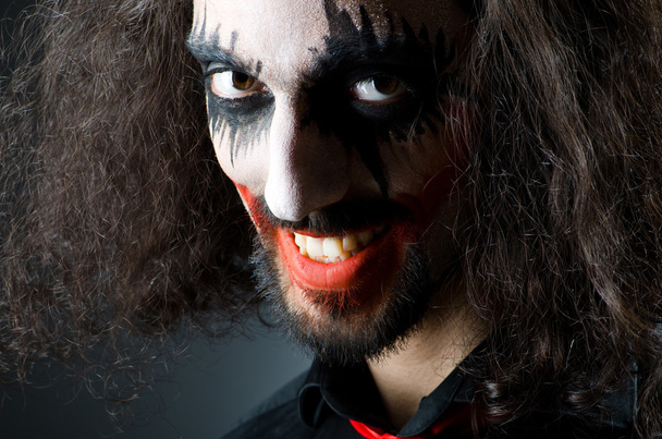 Jokeri personointi ihmisen kanssa pimeässä huoneessa
 - Valokuva, kuva