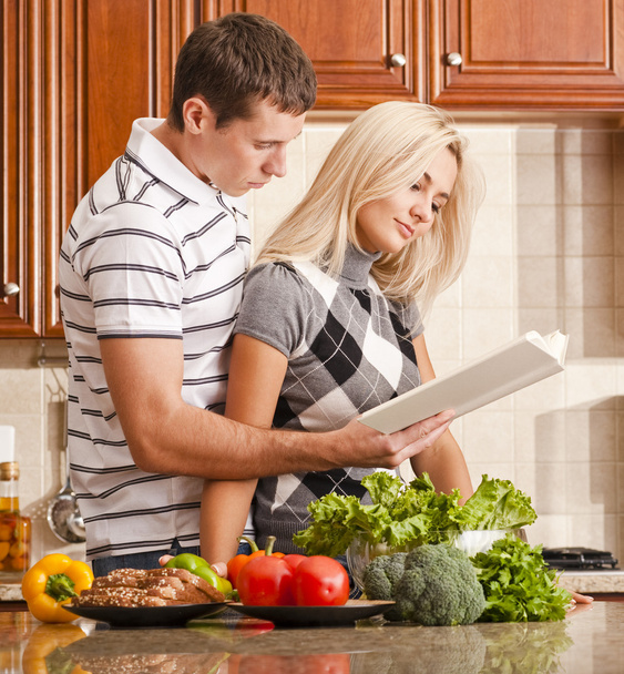 Молода пара, приготування їжі
 - Фото, зображення