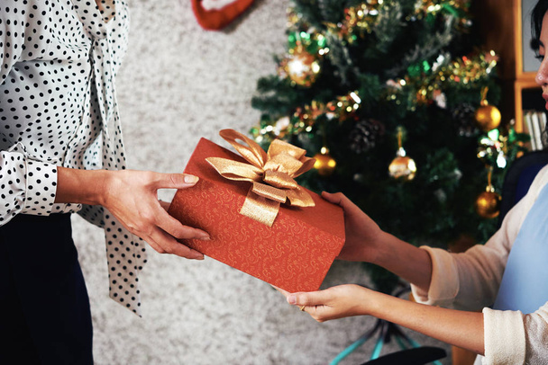 Female entrepreneur giving Christmas present her employee - Foto, Imagem