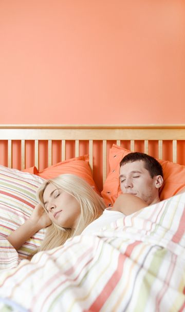 giovane coppia dormire a letto - Foto, immagini