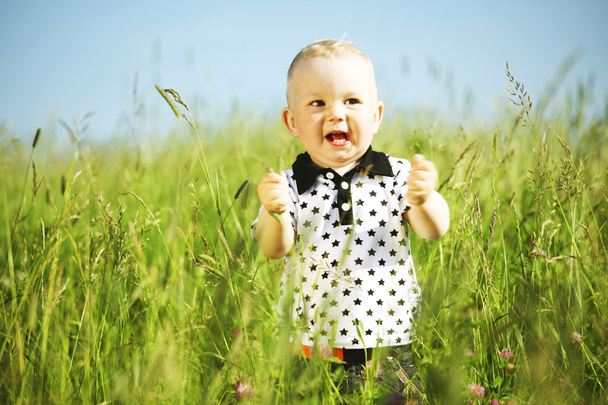 boy in grass - Valokuva, kuva