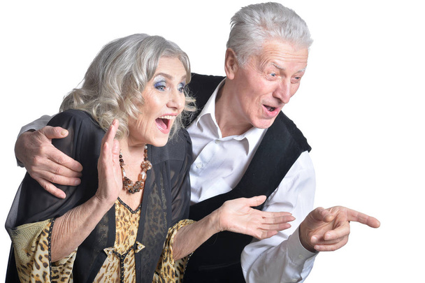 Πορτρέτο του Happy έκπληκτος γηραιότερος ζευγάρι απομονωθεί σε λευκό φόντο - Φωτογραφία, εικόνα