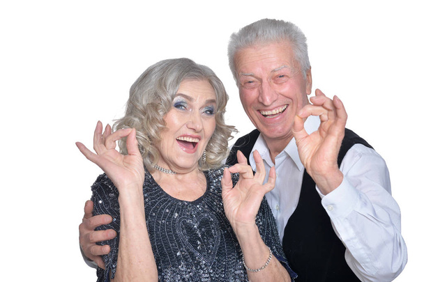 Πορτρέτο του ευτυχισμένο γηραιότερος ζευγάρι δείχνοντας OK χειρονομίες απομονώνονται σε λευκό φόντο - Φωτογραφία, εικόνα