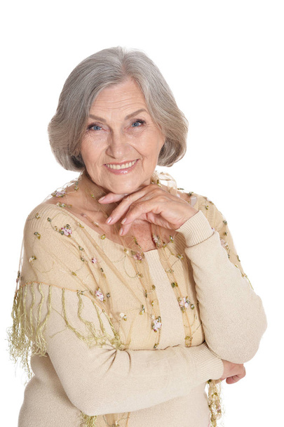 beyaz arka plan aleyhine poz mutlu yaşlı kadın portresi - Fotoğraf, Görsel