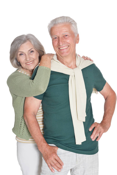 Πορτραίτο του ευτυχισμένο ζευγάρι ηλικιωμένων που αγκαλιάζονται απομονωμένη σε λευκό φόντο - Φωτογραφία, εικόνα