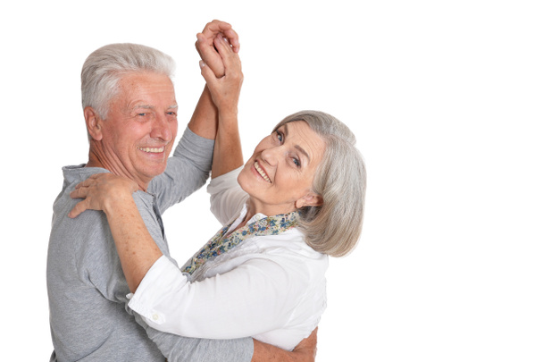 Портрет счастливой пожилой пары, танцующей на белом фоне
 - Фото, изображение