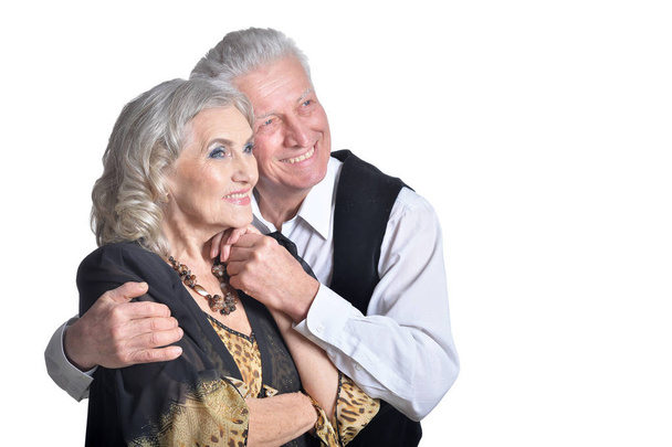 Portrét šťastného staršího páru, který se objímat izolovaně na bílém pozadí - Fotografie, Obrázek