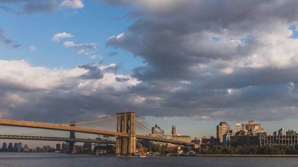 ブルックリンとマンハッタン橋、イーストリバーに架かるBのスカイライン - 写真・画像