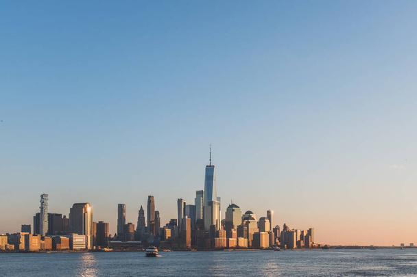 Skyline do centro de Manhattan de Nova York ao entardecer, visto
  - Foto, Imagem