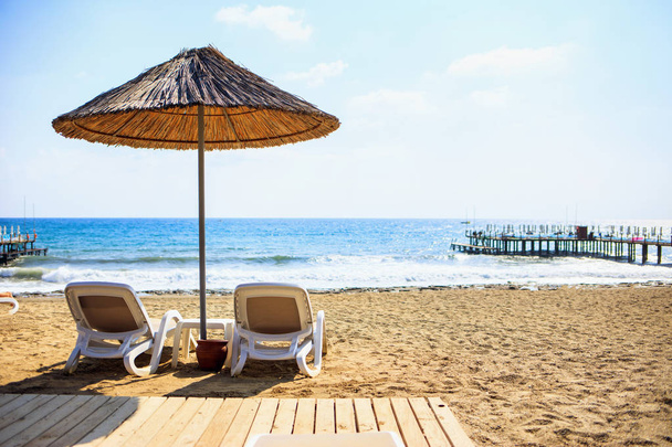 Морський піщаний пляж з двома стільцями
. - Фото, зображення