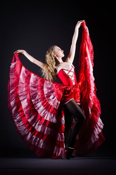 Дівчина в червоній сукні танцює
 - Фото, зображення