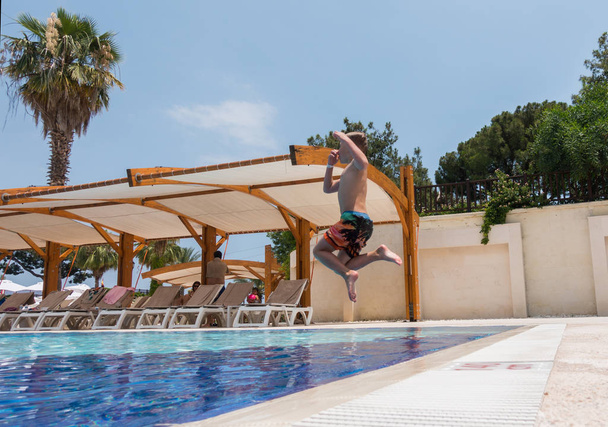 menino pulando na piscina - Foto, Imagem