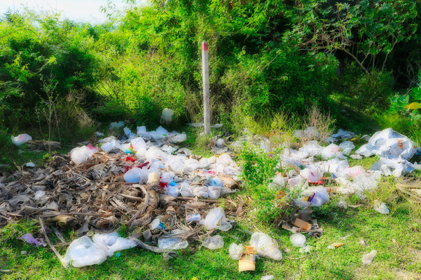 Αυτή η φωτογραφία δείχνει την καταστροφική ρύπανση με πλαστικά σκουπίδια στην Ταϊλάνδη! Η φωτογραφία τραβήχτηκε στο Χουά Χιν. - Φωτογραφία, εικόνα
