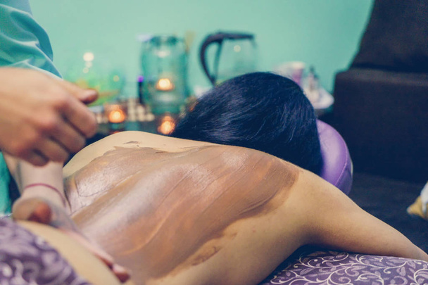 Chocolate massage in spa salon - Zdjęcie, obraz